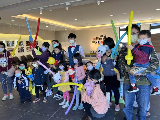 场边也邀请2岁以下婴幼儿体验趣味宝宝爬行、搬尿布比赛、还有闯关游戏等，寓教于乐。(蔡依珍摄)