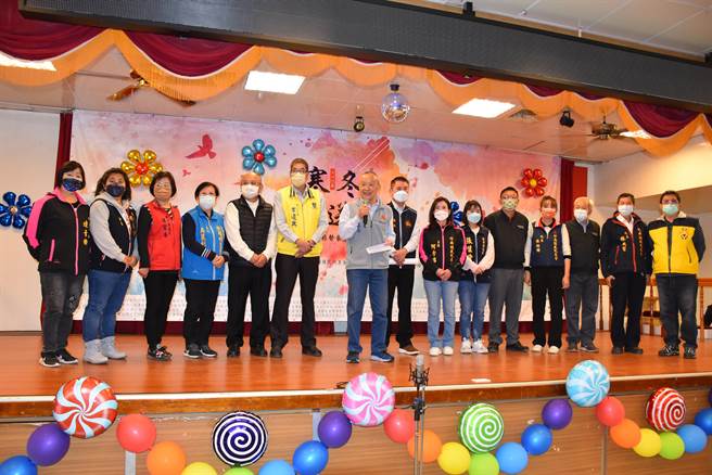 苗栗縣長徐耀昌、縣議長鍾東錦等19日前往竹南鎮中興商工參加寒冬送暖慈善活動。（謝明俊攝）