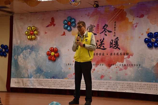 竹南鎮長方進興感謝所有捐助單位愛心。（謝明俊攝）