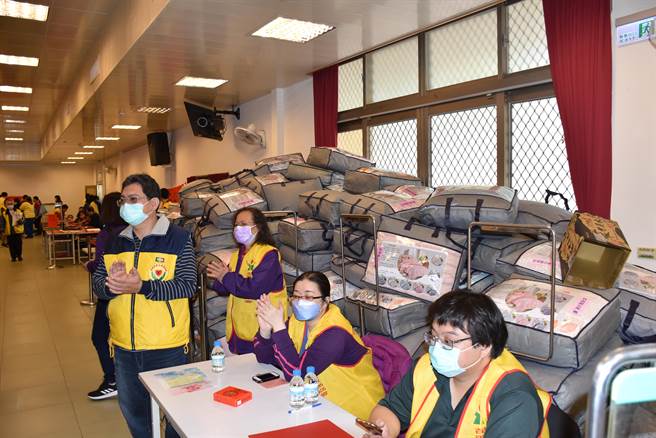 竹南鎮公所募集民生物資助弱勢家庭過冬。（謝明俊攝）