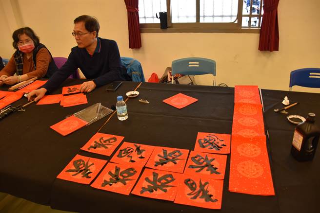 竹南鎮公所歲末送暖活動，現場免費提供春聯及福字等給弱勢朋友。（謝明俊攝）