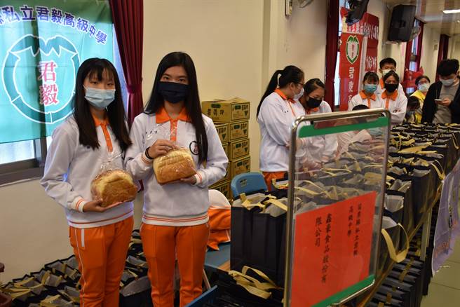 竹南君毅中學餐飲科師生自行烘製愛心吐司給弱勢朋友們食用。（謝明俊攝）