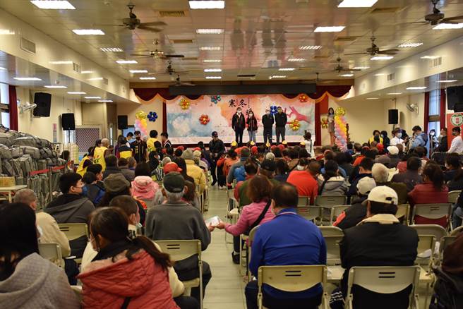 竹南鎮公所歲末送暖活動，19日上午在竹南鎮中興商工舉行。（謝明俊攝）