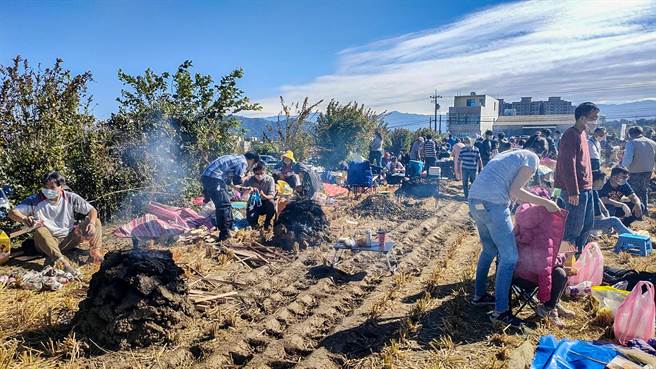 竹东地区农会举办焢窑活动，吸引上千人次参与焢窑挖地瓜、捡鸡蛋及趣味的泰雅原住民生活游戏，体验早年农村生活。（罗浚滨摄）