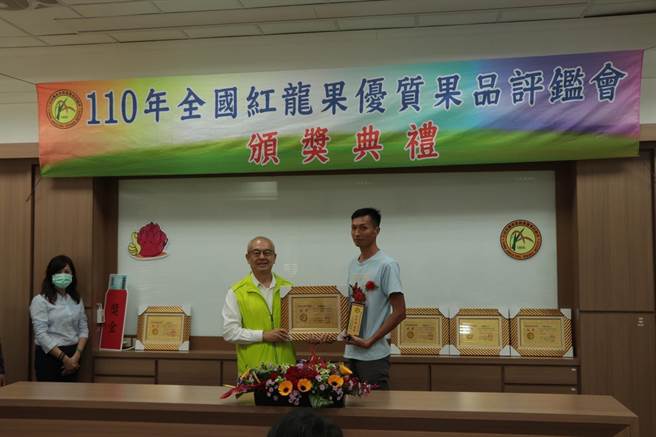 來自苗栗縣公館鄉業餘果農李肇昌，奪下今年全國紅龍果白肉組冠軍。（李肇昌提供／謝明俊苗栗傳真）