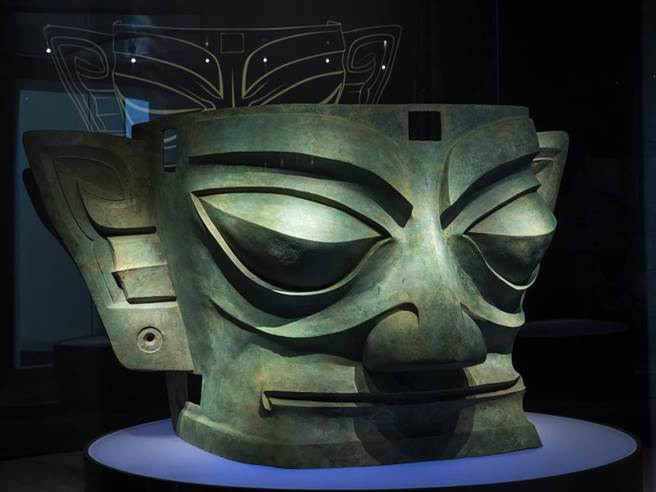 三星堆2号坑的青铜面具，高72公分、宽132厘米，是目前三星堆遗址出土所有面具中体量最大的一件。（图／新华社）