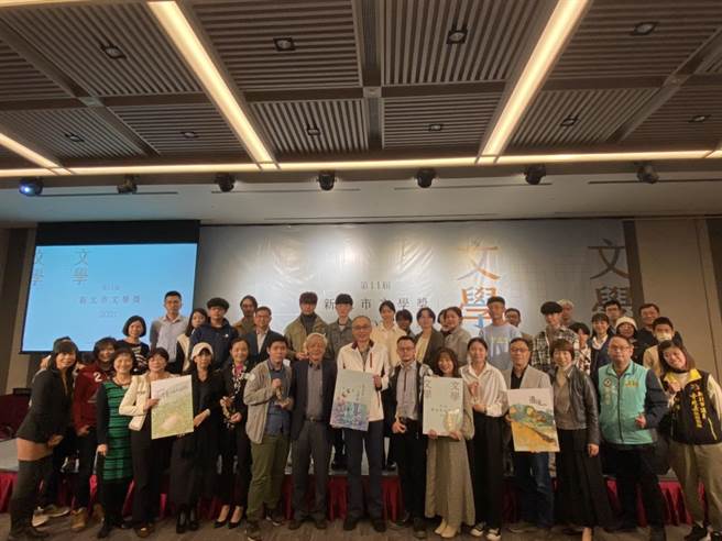 新北市文化局19日舉辦第11屆新北市文學獎頒獎典禮，副市長謝政達出席頒獎給43名得獎者。（葉書宏攝）