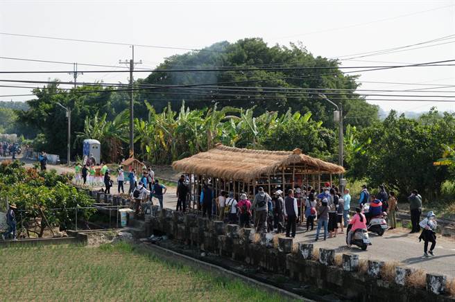 安南区的「扛茨走溪流」活动，今年首次扛回曾文溪畔的先民居住地。（溪南寮兴安宫提供／程炳璋台南传真）