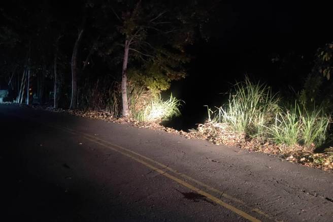 尖石鄉高姓男子疑酒後開車，在竹60線27公里附近彎道時，不慎連人帶車衝進邊坡，造成一死二傷悲劇。（橫山局提供／羅浚濱新竹傳真）