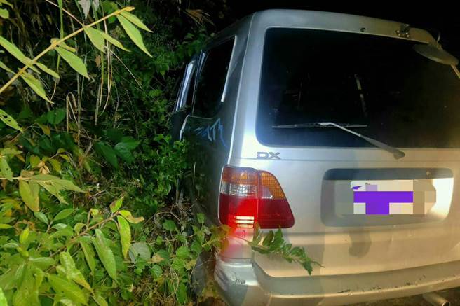 尖石鄉高姓男子疑酒後開箱型車，從竹60線27公里彎道衝進邊坡，造成一死二傷悲劇。（橫山局提供／羅浚濱新竹傳真）
