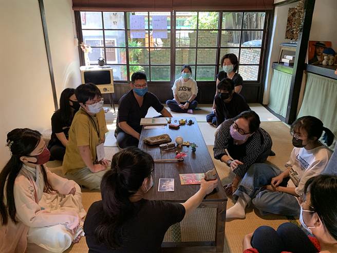 参加《风土之物创作工作坊》的学员们在老屋中认识物件剧场，学习创作方式，体验眷村迷人的时光感。(图片提供/飞人集摄剧团)