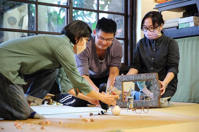 学员们在工作坊第二天下午的成果发表上，操作物件说故事。(摄影/Carter)