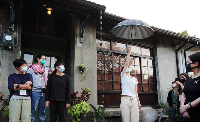 眷村巷弄、庭院和老屋各处成为工作坊学员的表演舞台。(摄影/Carter)