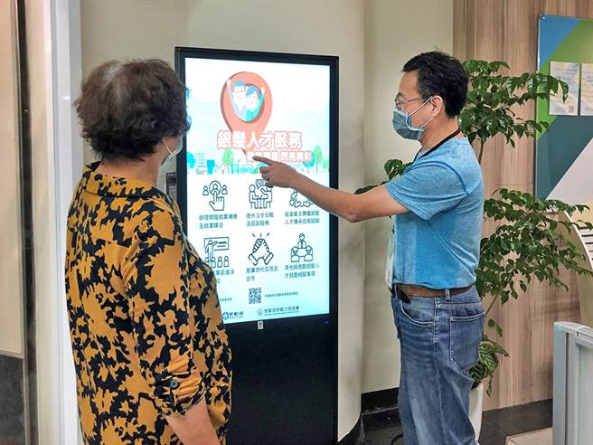 银髮据点特别遴选具备丰富人生歷练与不同领域专长的高龄者担任据点就业服务员，为每一位求职者提供温暖且贴心的服务体验。(图片提供/高雄市政府劳工局训练就业中心)