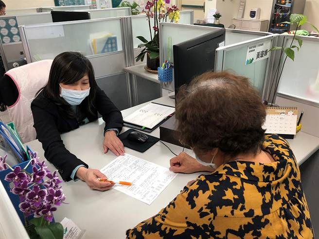 银髮据点聚焦55岁以上或退休再就业者提供服务，为银髮族就业困境提供专业服务。(图片提供/高雄市政府劳工局训练就业中心)