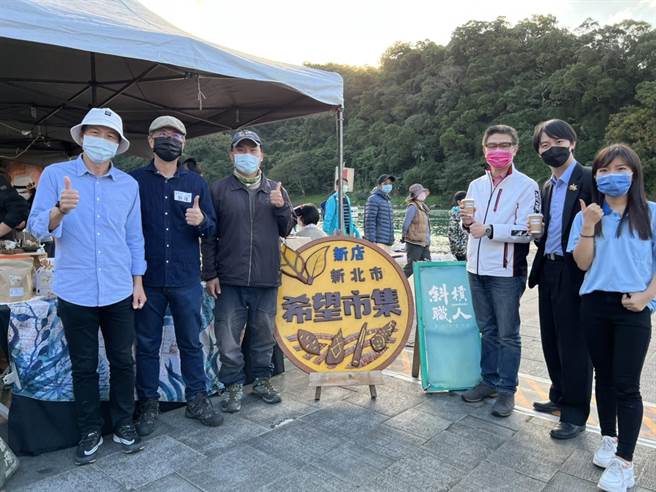 新北市新店碧潭於12月18日、19日2天舉辦「第7屆咖啡爽節」活動，同時辦理「2021第五屆爽節全國咖啡沖煮賽」。（葉書宏攝）