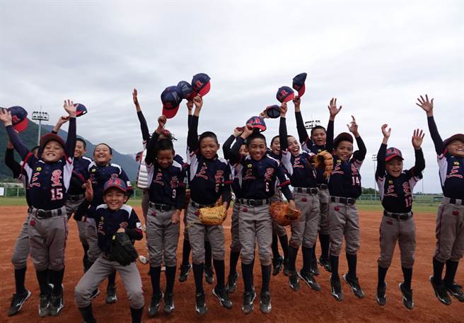 宜兰三星国小夺下第28届关怀杯少棒组冠军。（毛琬婷摄）