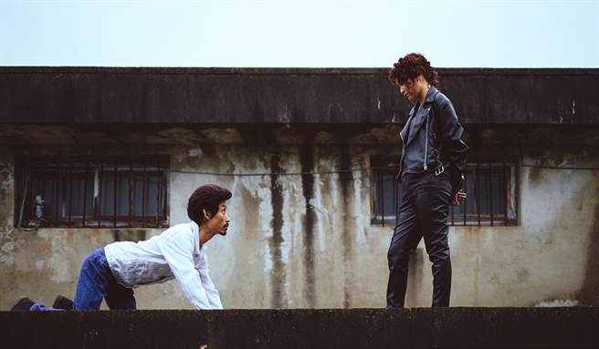 陈竹升、楼心潼在《孟婆客栈》组「捕快CP」。（公视台语台提供）