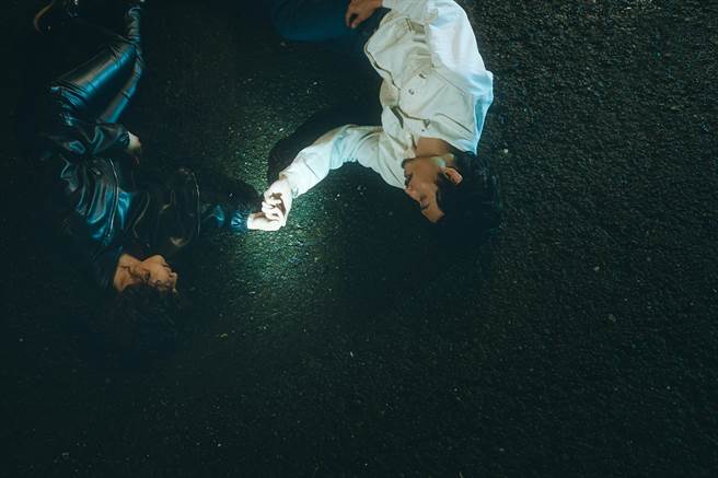 陈竹升、楼心潼在《孟婆客栈》剧中阵亡，连身体都摆出爱心状。（公视台语台提供）