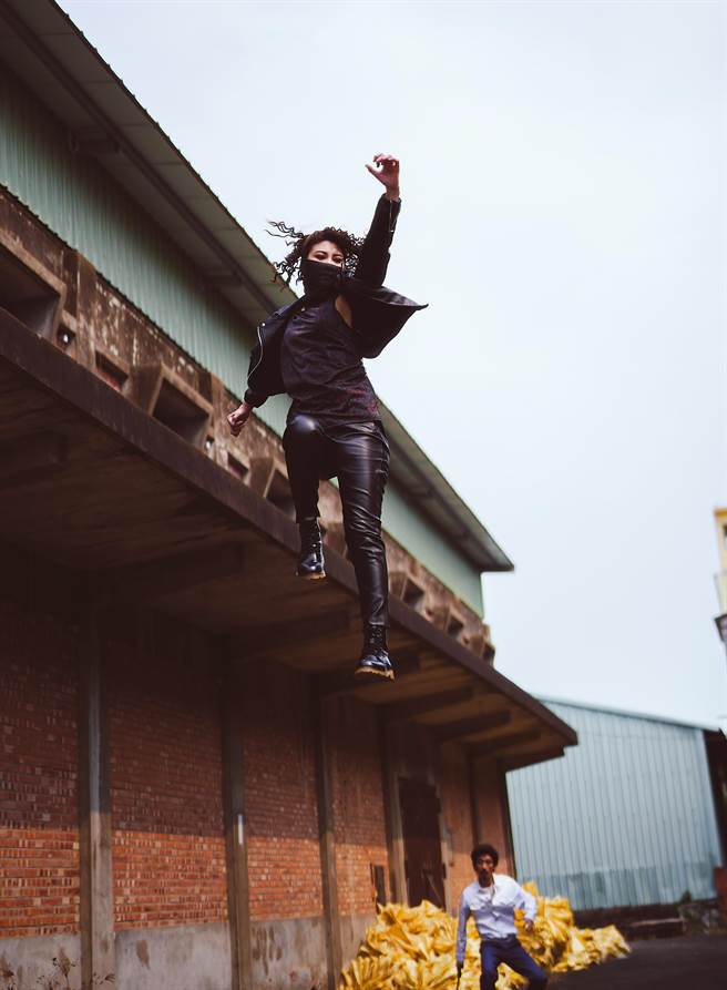 楼心潼在《孟婆客栈》首度吊钢丝。（公视台语台提供）