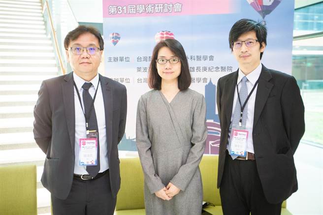 高雄长庚耳鼻喉部鼻科主任、研讨会主办人罗盛典（左）与台湾顏面整形重建外科医学会理事长蓝敏瑛（中）。袁庭尧摄