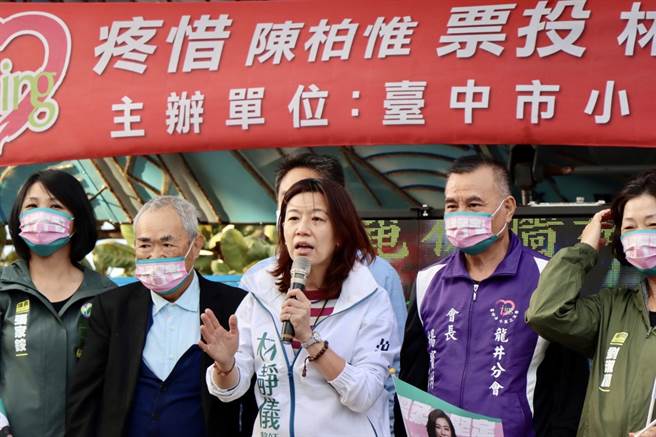 林靜儀（左3）提出，包括公托幼托、共共交通建設等政見，盼爭取選民認同及支持。（讀者提供／張妍溱台中傳真）