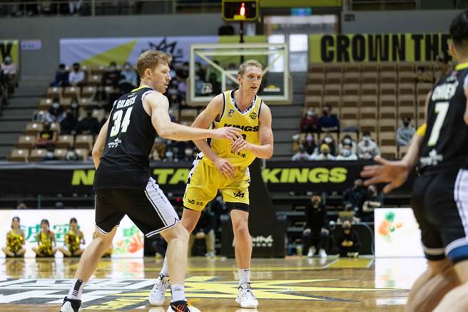 汤玛士(中)整场比赛都压着吉尔贝克打。(新北国王提供)