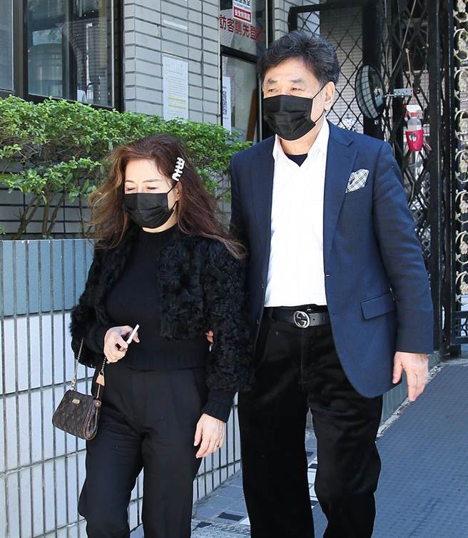 康凱與愛妻19日赴陳松勇的靈堂致意。（陳俊吉攝）