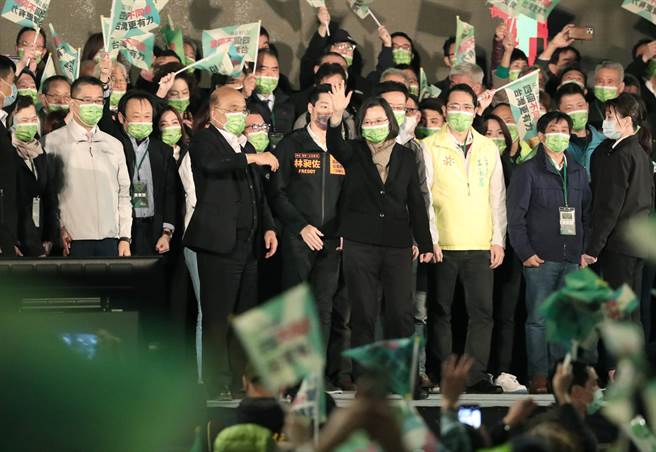 民进党17日晚间在凯道举办「台湾队站出来 台湾行出去」公投晚会，呼吁民眾对公投投下四个「不同意」。（郑任南摄）