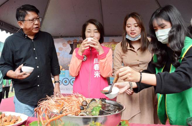 趁着冬令进补时节，业者推出澎湃「虾鱉霸王锅」，藉此行销地方农渔特产。（林和生摄）