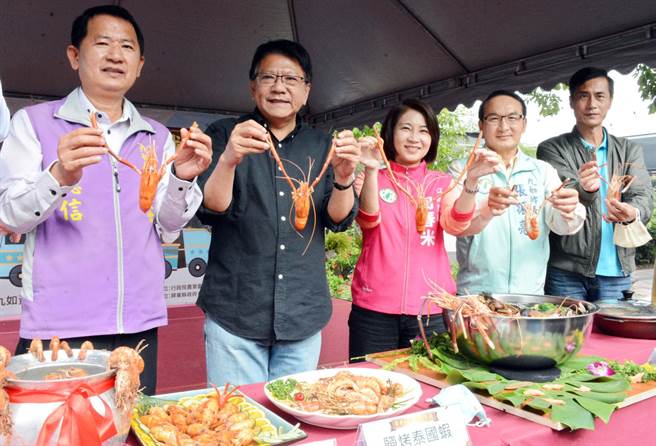 屏东县泰国虾及甲鱼养殖重镇，县府透过推广活动，行销地方农渔特产。（林和生摄）