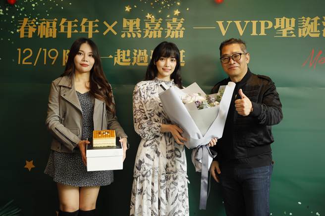 安南區新建案熱賣，業者找來圍棋女神黑嘉嘉（中）與粉絲見面，現場並推出聯名的棋藝蛋糕。（讀者提供／程炳璋台南傳真）