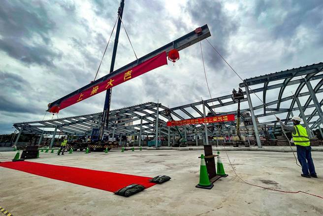 宜兰转运站新建工程今天举行上梁典礼，目前工程进度已完成58％，预计明年底完工启用。（李忠一摄）
