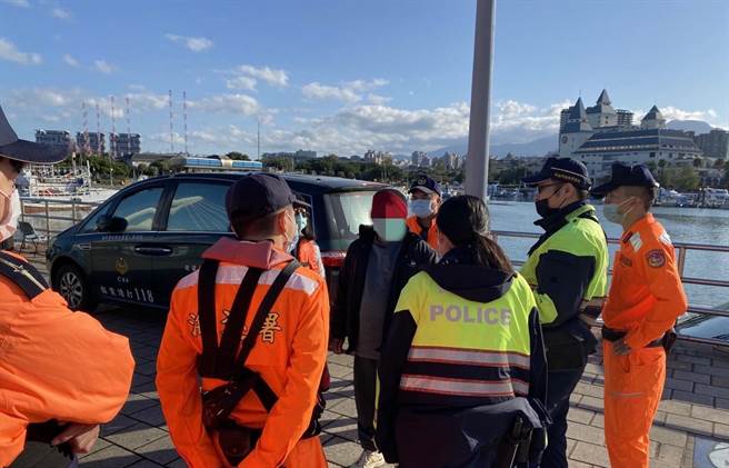 54岁钟姓通缉犯偕妻子搭观光船出游，身分查核时遭逮。（第八岸巡队提供）