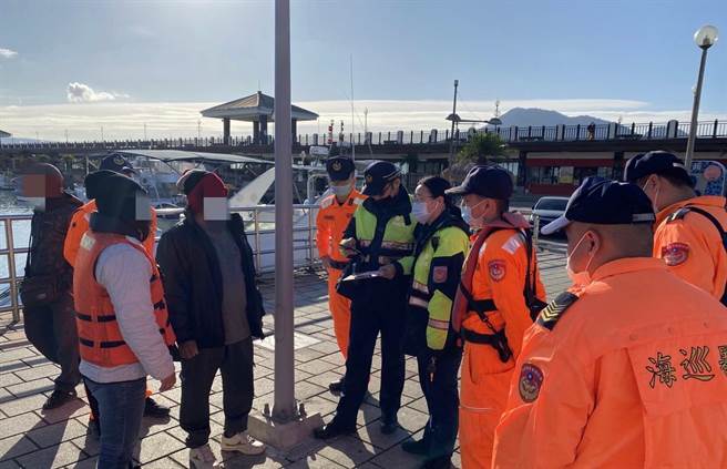 54岁钟姓通缉犯偕妻子搭观光船出游，身分查核时遭逮。（第八岸巡队提供）