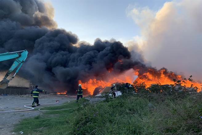 新丰垃圾掩埋场又发生沼气引发的火警，浓烟远从新竹市都看得到，消防人员进行灌救。（新竹县消防局提供／罗浚滨新竹传真）