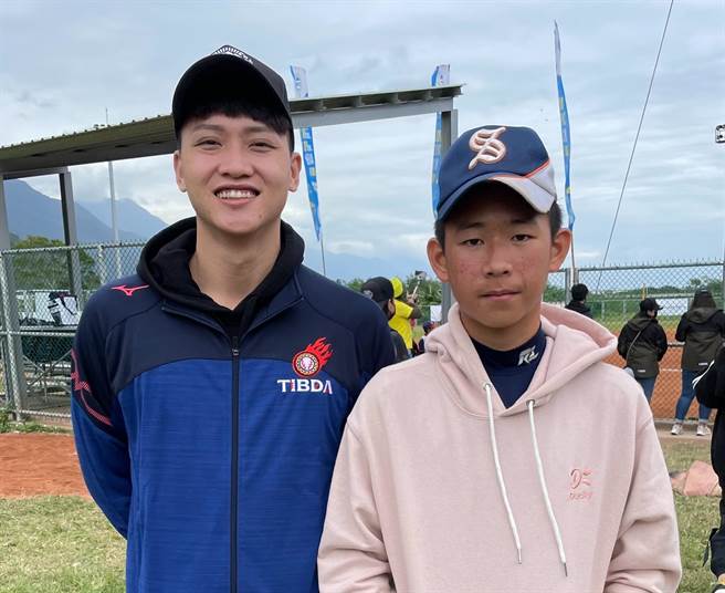富邦悍将吴世豪（左）与新生国小学弟何哲翔。（毛琬婷摄）