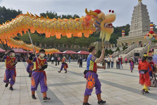 世界神明联谊会昨天首日共5000多名信眾、14家连续参加9年联谊会的宫庙神尊到佛馆联谊，场面盛大。（佛光山佛陀纪念馆提供／林雅惠高雄传真）