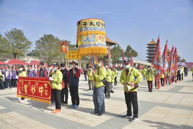 世界神明联谊会昨天首日共5000多名信眾、14家连续参加9年联谊会的宫庙神尊到佛馆联谊，场面盛大。（佛光山佛陀纪念馆提供／林雅惠高雄传真）