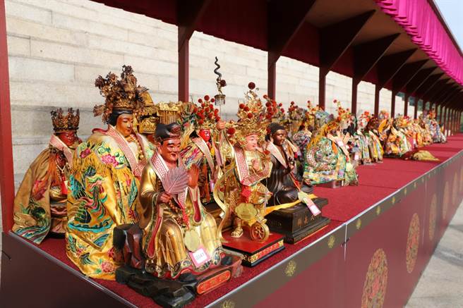 世界神明联谊会昨天首日共5000多名信眾、14家连续参加9年联谊会的宫庙神尊到佛馆联谊，场面盛大。（佛光山佛陀纪念馆提供／林雅惠高雄传真）