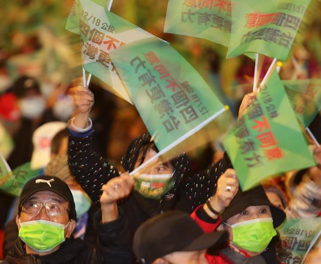 這次四大公投完全被逆轉，民進黨大獲全勝。圖為民進黨17日晚間在凱道舉辦 「台灣隊站出來 台灣行出去」公投說明會。（季志翔攝）