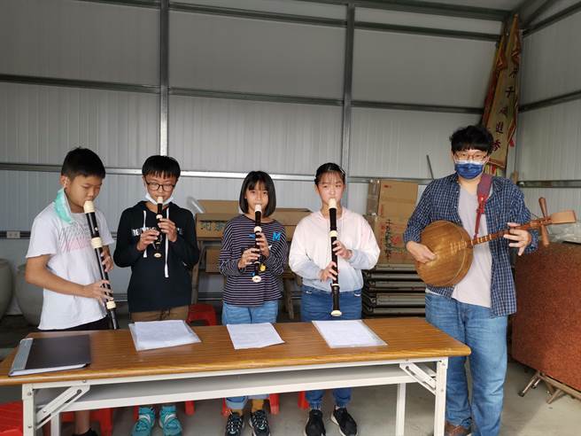 台南市西港区成功国小学童学以直笛代萧吹奏牛犁歌阵乐曲。（刘秀芬摄）