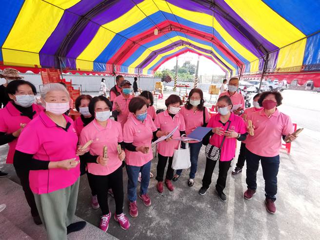 台南市西港区庆安社区长辈学牛犁歌阵乐曲，传承地方特色文化。（刘秀芬摄）