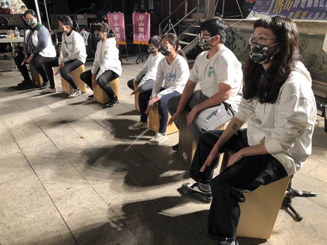 金门家扶中心木箱鼓才艺队应邀参加街头演出。（李金生摄）