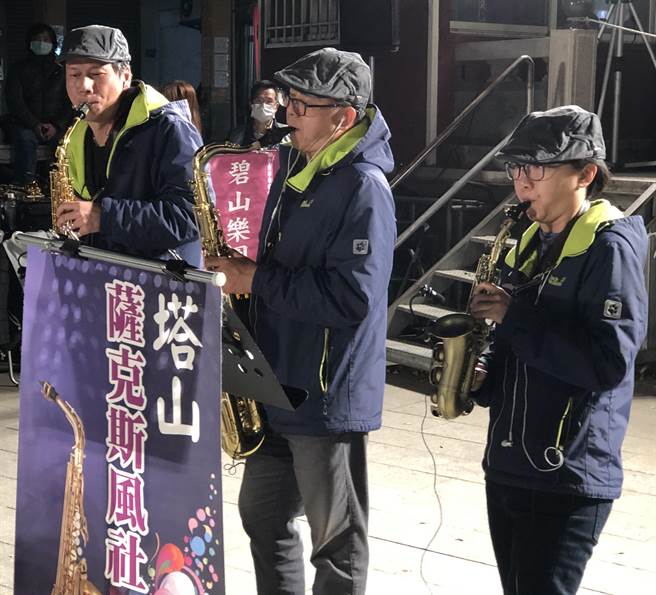 塔山电厂萨克斯风社街头公益表演，为寒冬带来暖流。（李金生摄）