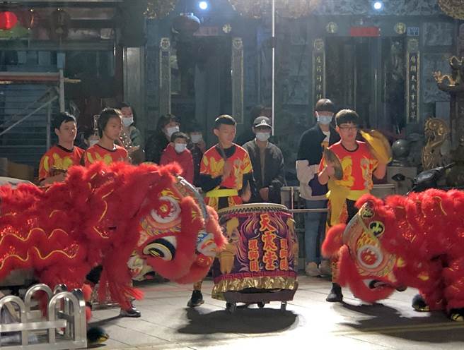 天震堂醒狮团应邀同台演出，为人来人往的街头带来欢欣热闹。（李金生摄）