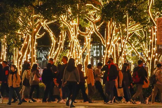 耶誕節天氣出爐！氣象局表示，明(20日)起全台有雨，周末氣溫將一路下滑。圖為台北市信義區人行道樹裝飾著LED燈串，已有耶誕氛圍。(資料照/黃子明攝)
