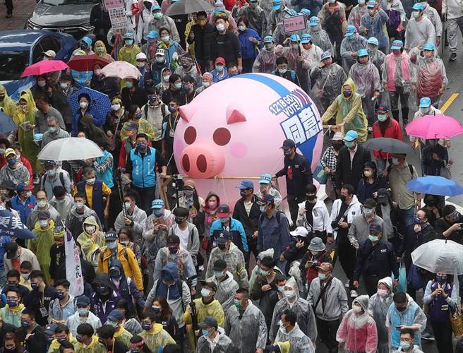 国民党12日举行「我同意！YES大游行」，参与民眾沿途高喊四个都同意，现场气氛热烈。（资料照，刘宗龙摄）