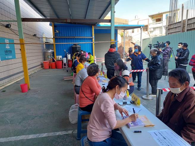 快樂天堂第八屆寒冬圍爐千人饗宴，預計將於明年一月席開400桌，19日首日開放受理登記第一天，登記情形超踴躍。（謝瓊雲攝）