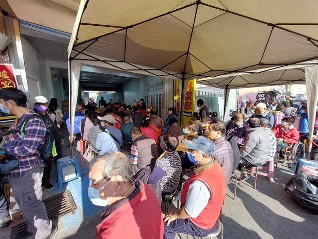 快樂天堂第八屆寒冬圍爐千人饗宴，預計將席開400桌，下午正式開放受理登記，不少民眾中午就來排隊等候。（謝瓊雲攝）